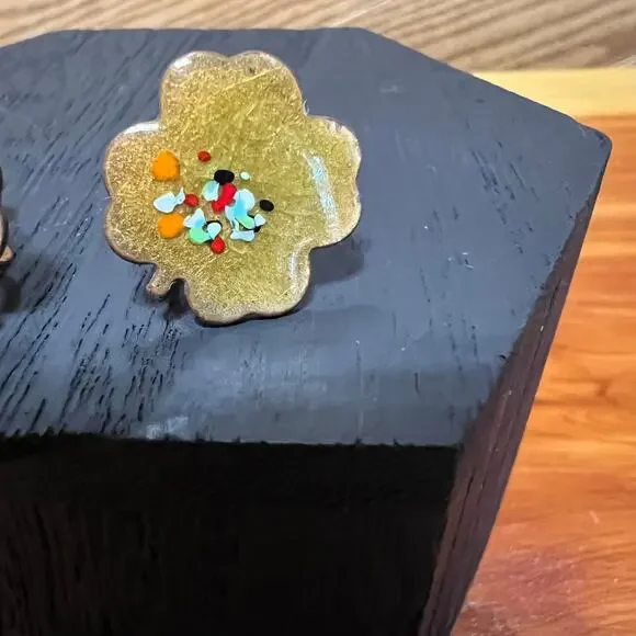 Vintage Handcrafted Earrings Clover Clip On Screw Gold Tone Speckled Center - Picture 4 of 8